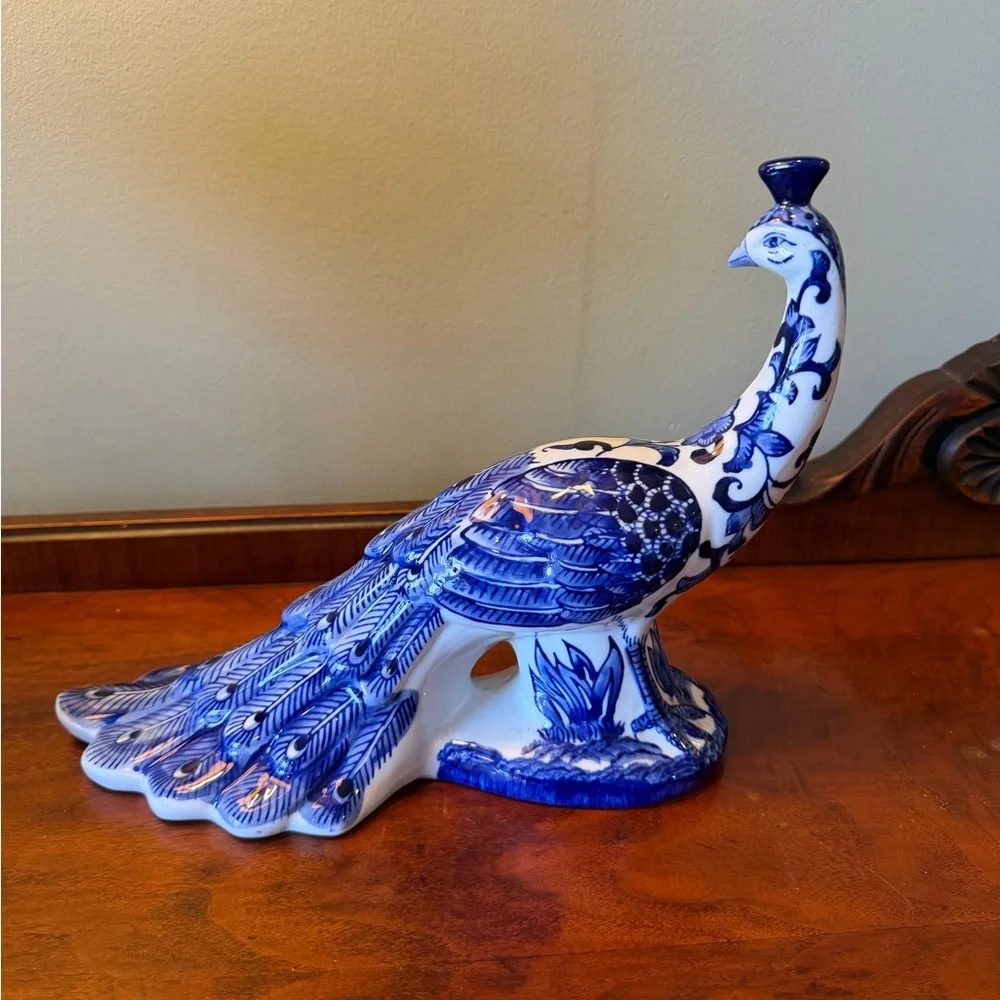 Chinoiserie blue and white ceramic peacock figurine - Picture 6 of 8